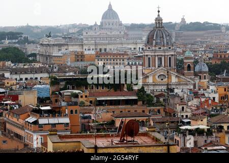 Italy, Rome, june 25, 2021 : Roofs of Rome with the St. Peter's church in the background   Photo Remo Casilli/Sintesi/Alamy Live News Stock Photo