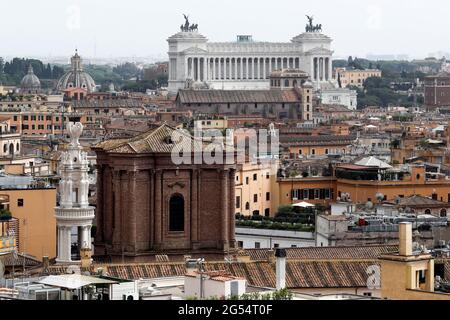 Italy, Rome, june 25, 2021 : Roofs of Rome with the Victorian in the background   Photo Remo Casilli/Sintesi/Alamy Live News Stock Photo