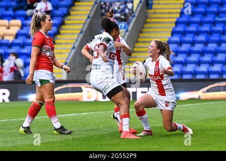 Tara Jones (9) of England celebrates her try Stock Photo