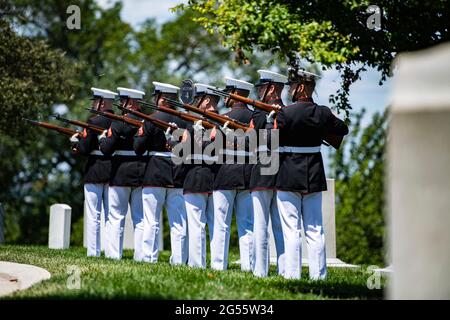 A U.S. Marine Corps honor guard perform a gun salute during a military funeral to honor former U.S. Senator and Marine Corps 1st Lt. John Warner in Section 4 of Arlington National Cemetery June 23, 2021 in Arlington, Virginia. Warner, a Senator for Virginia for 30-years and Secretary of the Navy died May 25th. Stock Photo