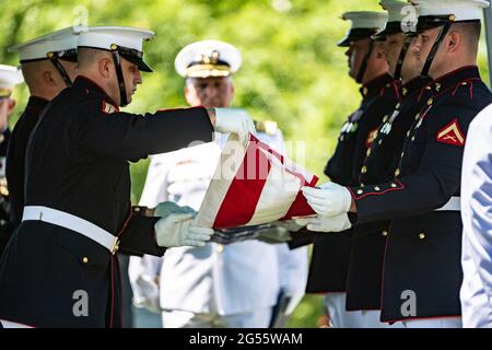U.S. Marine Corps honor guard fold the flag during a full honors ceremony for former U.S. Senator and Marine Corps 1st Lt. John Warner during his funeral in Arlington National Cemetery June 23, 2021 in Arlington, Virginia. Warner, a Senator for Virginia for 30-years and Secretary of the Navy died May 25th. Stock Photo