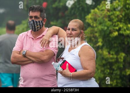 Surfside, Florida, USA. 25th June, 2021. USA: Locals watch rescue efforts at the site of collapsed condo in Surfside. Credit: Orit Ben-Ezzer/ZUMA Wire/Alamy Live News Stock Photo