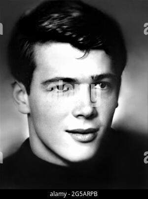 1964 c., AUSTRIA : The celebrated austrian-born american actor Arnold Schwarzenegger ( born in 1947 ) elder brother MEINHARD SCHWARZENEGGER ( 17 july 1946 - 20 may 1971 ) when was a young boy aged 18 . Meinhard dead for a tragically car crash near the town Kitzbuehel, Austria. Was married with Erika Knapp ( 1946 - 1999 ) and had only one son: the attorney Patrick Mario  Knapp Schwarzenegger ( born in Munich, 1968 ).  Unknown photographer .- HISTORY - FOTO STORICHE - MOVIE - CINEMA - FRATELLO MAGGIORE - smile - sorriso - TEENAGER  - PORTRAIT - RITRATTO - FAMILY - FAMIGLIA --- ARCHIVIO GBB Stock Photo