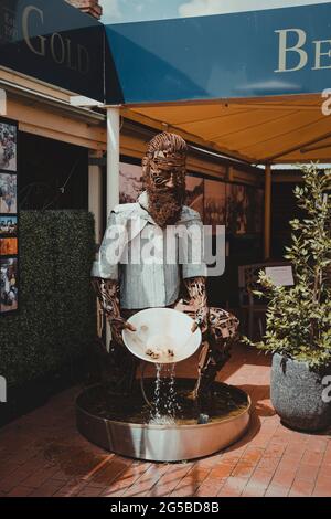 Beechworth, Victoria - December 22nd, 2020: Gold panning statue out the front of Beechworth Gold. Stock Photo