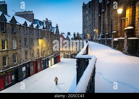 View of snow covered Victoria Street in Edinburgh Old town in winter 2021, Edinburgh, Scotland, UK Stock Photo