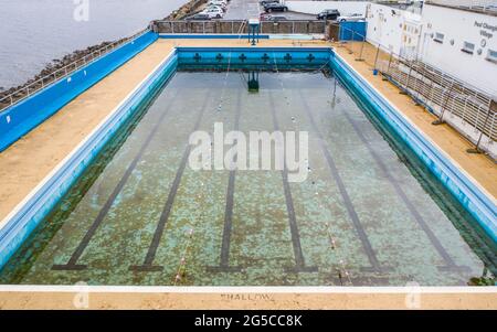 Coronavirus lockdown has meant Gourock outdoor swimming pool has been closed to the public for months and the water is dirty , Gourock, Scotland, UK Stock Photo