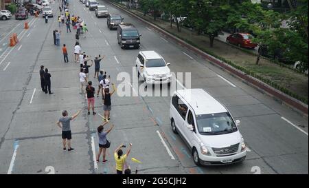 Quezon City, Philippines. 05th Jan, 2018. People waving yellow ribbons and holding the Philippine flag while the funeral motorcade of former Pres. Noynoy Aquino passing thru C5 in Quezon City. (Photo by Sherbien Dacalanio/Pacific Press) Credit: Pacific Press Media Production Corp./Alamy Live News Stock Photo