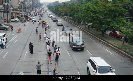 Quezon City, Philippines. 05th Jan, 2018. People waving yellow ribbons and holding the Philippine flag while the funeral motorcade of former Pres. Noynoy Aquino passing thru C5 in Quezon City. (Photo by Sherbien Dacalanio/Pacific Press) Credit: Pacific Press Media Production Corp./Alamy Live News Stock Photo