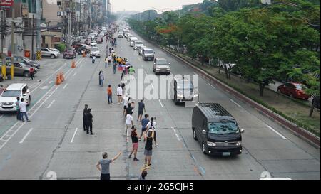 Quezon City, Philippines. 05th Jan, 2018. People waving yellow ribbons and holding the Philippine flag while the funeral motorcade of former Pres. Noynoy Aquino passing thru C5 in Quezon City. (Photo by Sherbien Dacalanio/Pacific Press) Credit: Pacific Press Media Production Corp./Alamy Live News Stock Photo