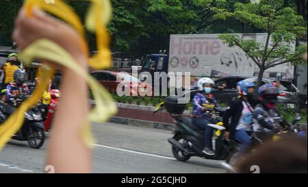 Quezon City, Philippines. 05th Jan, 2018. People waving yellow ribbons and holding the Philippine flag while the funeral motorcade of former Pres. Noynoy Aquino passing thru C5 in Quezon City. (Photo by Sherbien Dacalanio/Pacific Press) Credit: Pacific Press Media Production Corp./Alamy Live News Stock Photo