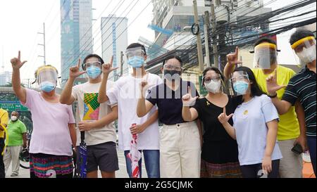 Quezon City, Philippines. 05th Jan, 2018. People waving yellow ribbons and holding the Philippine flag while the funeral motorcade of former Pres. Noynoy Aquino passing thru C5 in Quezon City. (Photo by Sherbien Dacalanio/Pacific Press) Credit: Pacific Press Media Production Corp./Alamy Live News Stock Photo