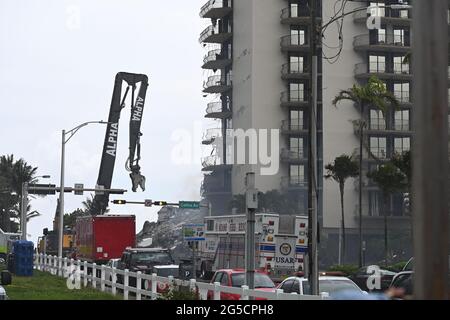 Surfside FL, USA. 25th June, 2021. A general view of the collapsed condo as family members remain missing after the condo collapsed in Surfside on June 25, 2021 in Miami, Florida. Credit: Mpi04/Media Punch/Alamy Live News Stock Photo
