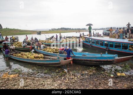 Chattagrom, Bangladesh. 25th June, 2021. Samata Ghat, Rangamatti, hundreds of boat-launch crows have been crowding the ghat since dawn. The marginal farmers appeared in these boats, which were lined up side by side. Their efforts attract the attention of dealers. Dealers are also running into boats with umbrellas in their heads to collect goods. (Photo by Shaown Chowdhury/Pacific Press) Credit: Pacific Press Media Production Corp./Alamy Live News Stock Photo