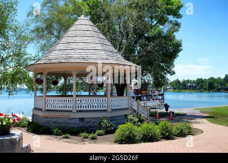 SKANEATELES, NEW YORK - 17 JUNE 2021: Gazebo in Clift Park on the shore of Skaneateles Lake. Stock Photo