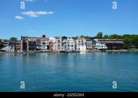 SKANEATELES, NEW YORK - 17 JUNE 2021: Shops and Restaurants on Skaneateles Lake in upstate New York, veen from the pier. Stock Photo