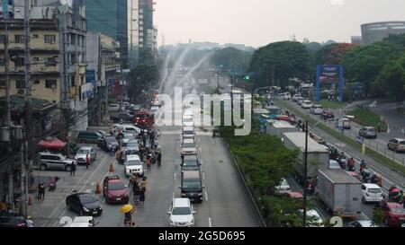 Quezon City, Philippines. 26th June, 2021. People gather to watch the funeral procession of former President Noynoy Aquino in Quezon City, Philippines on June 26, 2021. (Photo by Sherbien Dacalanio/Pacific Press/Sipa USA) Credit: Sipa USA/Alamy Live News Stock Photo