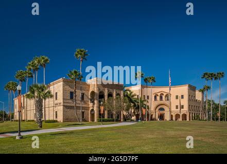 Sabal palms, Sabal Hall, Library at Brownsville Campus of University of Texas Rio Grande Valley, in Brownsville, Texas, USA Stock Photo