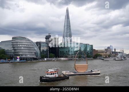 burberry handbag on thames