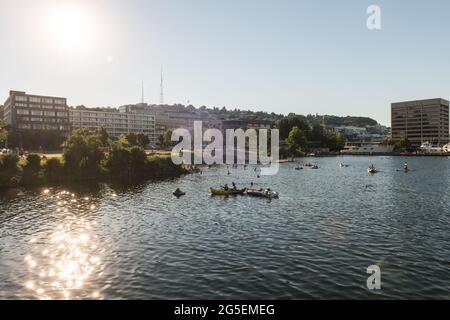 Seattle, USA. 26th Jun, 2021. As sweltering heat envelops Seattle people in boats and on the shore cool off in the icy water. The PNW is in the midst of a heat wave that has pushed the Puget sound to historic record three-digit temperatures for the next three days. Credit: James Anderson/Alamy Live News Stock Photo