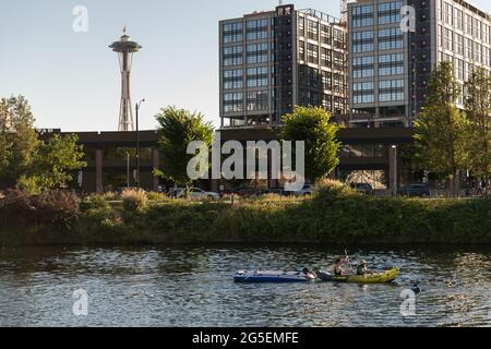 Seattle, USA. 26th Jun, 2021. As sweltering heat envelops Seattle people in row boats pass by in the cool water. The PNW is in the midst of a heat wave that has pushed the Puget sound to historic record three-digit temperatures for the next three days. Credit: James Anderson/Alamy Live News Stock Photo