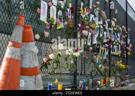 Washington, USA. 26th June, 2021. A makeshift memorial is seen near the site of the residential building collapse in Miami-Dade County, Florida, the United States, on June 26, 2021. The death toll from the partial collapse of a 12-story residential building has risen to five while the number of missing people rose to at least 159, local media reported on Saturday. Credit: Monica McGivern/Xinhua/Alamy Live News Stock Photo