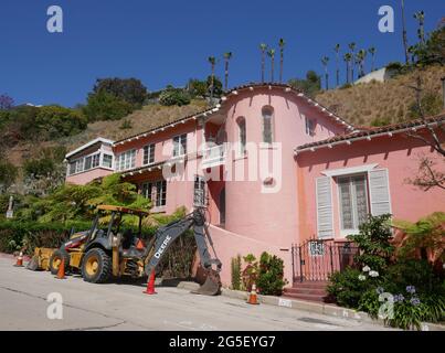 Los Angeles, California, USA 26th June 2021 A general view of atmosphere of Actress Elizabeth Taylor and husband producer Mike Todd's former home at 1330 Schuyler Drive on June 26, 2021 in Los Angeles, California, USA. Other residences at this location include actor Tom Mix, director Amy Heckerling, actress Madeleine Carroll, actress Constance Bennett, actress Carroll Baker and actor George K. Arthur. Photo by Barry King/Alamy Stock Photo Stock Photo