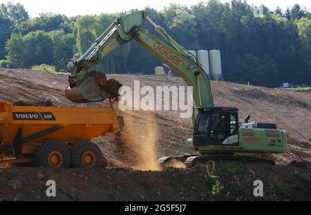 Baustelle  mit Bagger und Lastwagen in Sulzbach Rosenberg, Amberg, Oberpfalz, Bayern! Stock Photo