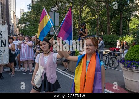 New York, United States. 26th June, 2021. Participants observe a moment of silence during the march in New York City.Thousands of people march during the 29th Annual New York City Dyke March. The Dyke March which calls itself a March protest, rather than a parade, is a 'demonstration of our First Amendment right to protest' according to their website. Due to the coronavirus pandemic the march was held virtually in 2020. This year's march began at Bryant Park and ended in Washington Square Park. (Photo by Ron Adar/SOPA Images/Sipa USA) Credit: Sipa USA/Alamy Live News Stock Photo