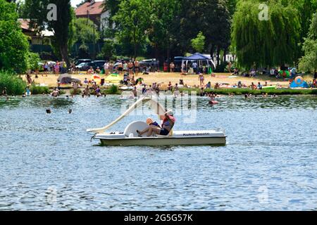 Vienna, Austria. 27th June, 2021. A hot summer day on the Old Danube. Many Viennese seek cooling in the river. Stock Photo