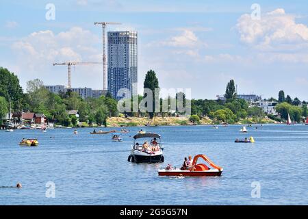 Vienna, Austria. 27th June, 2021. A hot summer day on the Old Danube. Many Viennese seek cooling in the river. Stock Photo