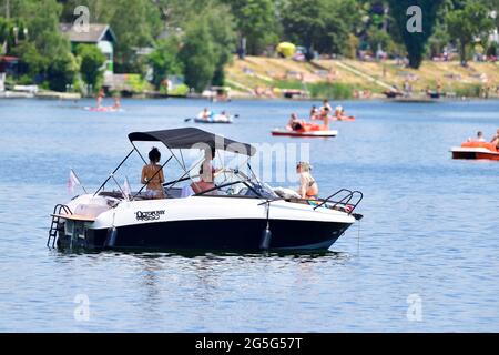 Vienna, Austria. 27th June, 2021. A hot summer day on the Old Danube. Many Viennese seek cooling in the river. Stock Photo