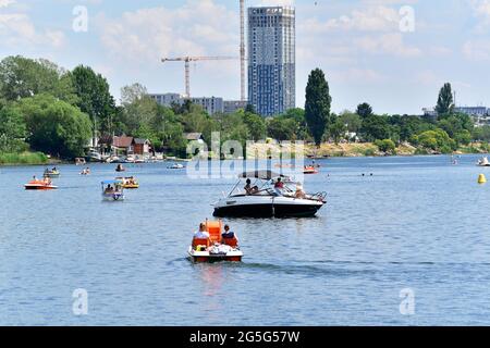 Vienna, Austria. 27th June, 2021. A hot summer day on the Old Danube. Many Viennese seek cooling in the river. Stock Photo