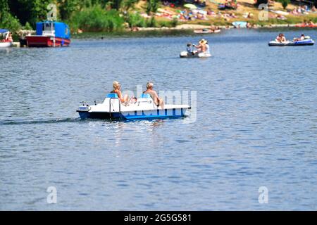 Vienna, Austria. 27th June, 2021. A hot summer day on the Old Danube. Many Viennese seek cooling in the river. Stock Photo