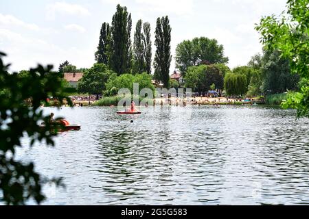 Vienna, Austria. 27th June, 2021. A hot summer day on the Old Danube. Many Viennese seek cooling in the river. Stock Photo