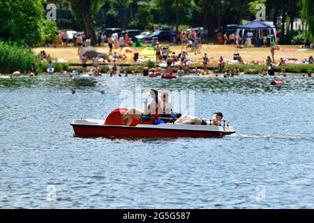 Vienna, Austria. 27th June, 2021. A hot summer day on the Old Danube. Many Viennese seek cooling in the river. Stock Photo