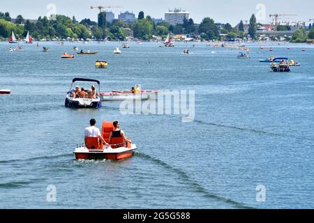 Vienna, Austria. 27th June, 2021. A hot summer day on the Old Danube. Many Viennese seek cooling in the river. Stock Photo