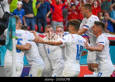 Budapest, Hungary. 27th June, 2021. Football: European Championship, Netherlands - Czech Republic, Final round, Round of 16 at Puskas Arena. Czech players cheer after scoring a goal. Credit: Robert Michael/dpa-Zentralbild/dpa/Alamy Live News Stock Photo