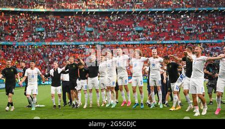 Budapest, Hungary. 27th June, 2021. Football: European Championship, Netherlands - Czech Republic, Final round, Round of 16 at Puskas Arena. Czech players cheer after the victory. Credit: Robert Michael/dpa-Zentralbild/dpa/Alamy Live News Stock Photo