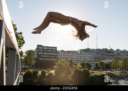 Seattle, USA. 26th Jun, 2021. Swimmers at South Lake Union during a rare heat wave. Stock Photo