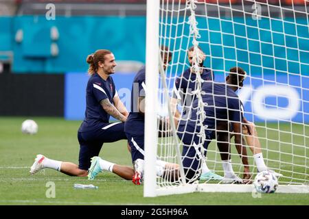 Bucharest. 27th June, 2021. France's Antoine Griezmann (1st L) attends a training session in Bucharest, Romania, June 27, 2021, on the eve of the UEFA Euro 2020 Championship Round of 16 match against Switzerland. Credit: Cristian Cristel/Xinhua/Alamy Live News Stock Photo