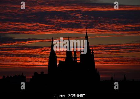 Prague, Czech Republic. 28th June, 2021. Sunrise over the silhouette of St. Vitus Cathedral at Prague Castle in Prague, Czech Republic, on June 28, 2021. Credit: Ondrej Deml/CTK Photo/Alamy Live News Stock Photo