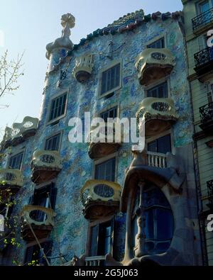 EXTERIOR-FACHADA AL PASEO DE GRACIA-1904/5 - FOTO AÑOS 90. Author: ANTONI GAUDI (1852-1926). Location: CASA BATLLO. Barcelona. SPAIN. Stock Photo