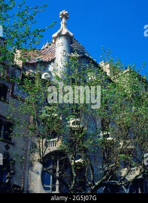 EXTERIOR-FACHADA AL PASEO DE GRACIA-DET TEJADO Y CHIMENEA - FOTO AÑOS 90. Author: ANTONI GAUDI (1852-1926). Location: CASA BATLLO. Barcelona. SPAIN. Stock Photo