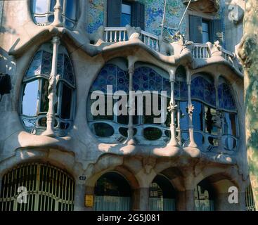 EXTERIOR-FACHADA AL PASEO DE GRACIA-DET BALCONES Y VENTANALES OVALES- 1904/5 - FOTO AÑOS 90. Author: ANTONI GAUDI (1852-1926). Location: CASA BATLLO. Barcelona. SPAIN. Stock Photo