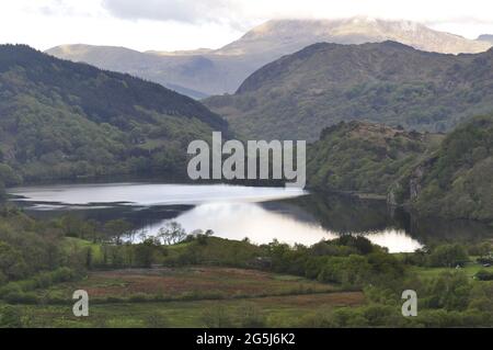 Llyn Gwynant lake on the A498 road to Beddgelert in the Snowdonia ...