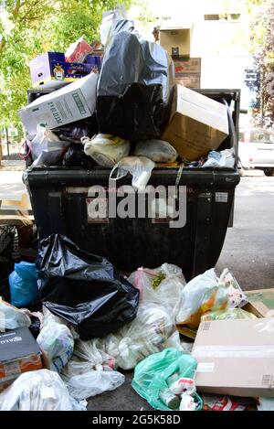 Rome, Italy. 28th June, 2021. Trash bin submerged by waste, in the eastern area of the city of Rome. For weeks, Rome has been experiencing the garbage emergency with a continuous rebound of responsibilities between the Municipality of Rome and the Lazio Region, while the doctors' association has warned against the risk of a hygienic crisis. (Photo by Vincenzo Nuzzolese/SOPA Images/Sipa USA) Credit: Sipa USA/Alamy Live News Stock Photo