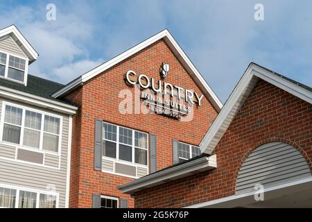 MILWAUKEE, WI,USA - JUNE 20, 2021 -  Country Inn & Suites motel exterior and trademark logo. Stock Photo