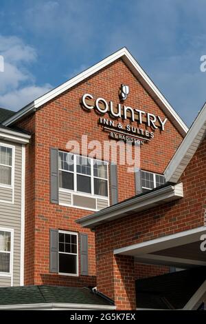 MILWAUKEE, WI,USA - JUNE 20, 2021 -  Country Inn & Suites motel exterior and trademark logo. Stock Photo