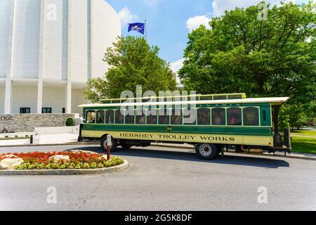 Hershey, PA, USA – June 27, 2021: The Hershey Trolley approaches Founders Hall at the Milton Hershey School. Stock Photo