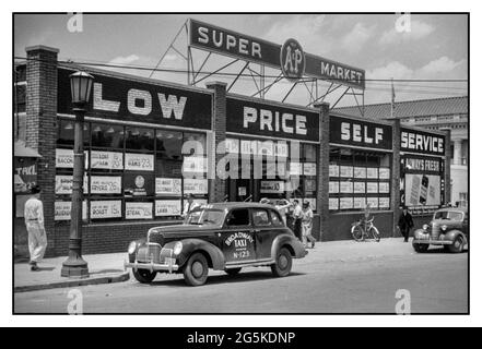 1940’s The 'super market' ‘LOW PRICE SELF SERVICE’ new shopping supermarket concept in Durham USA America. Broadway Taxi Cab outside, North Carolina America USA Jack Delano photographer 1940 May. WW2 Food shopping shops high street Main Street America Lifestyle Technology Fashion 1940’s United States--North Carolina--Durham USA Stock Photo